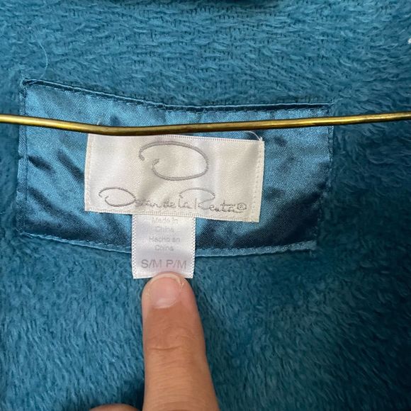 OSCAR DE LA RENTA PLUSH ROBE - Picture 3 of 11